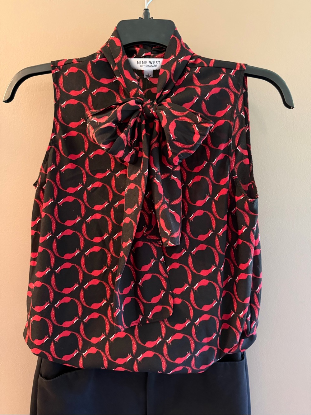 🦊 Nine West Sleeveless Tie-Neck Blouse & Red/Black Circular Fox Pattern / Office